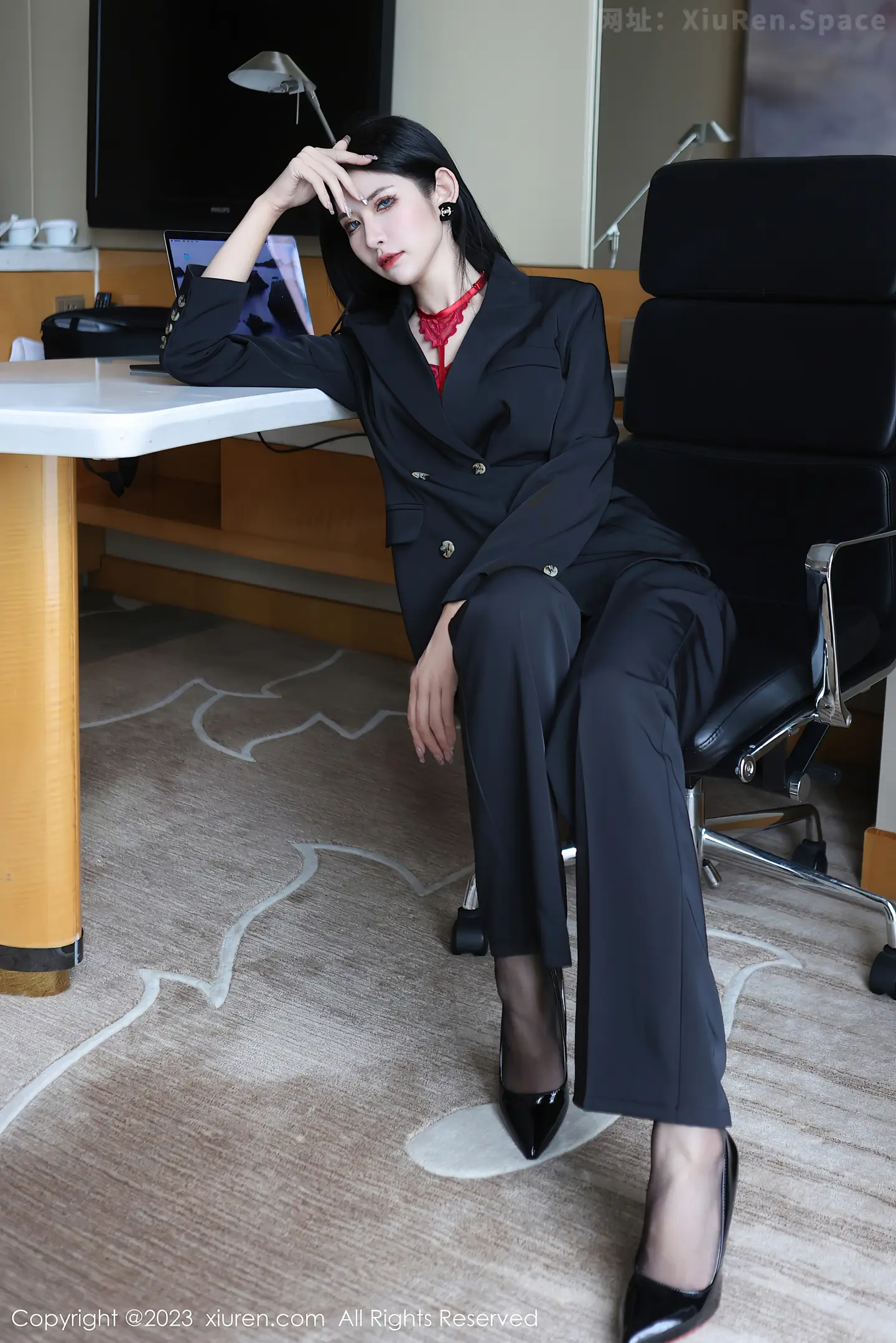 图片[6]-[XiuRen秀人网] 2023.03.13 VOL.6402 依娜Yina 黑色西服与红色蕾丝内衣加黑丝美腿性感私房写真集-秀人网官方网站